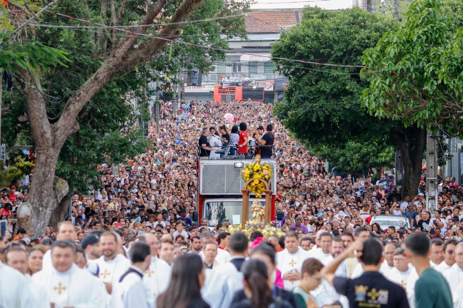 Milhares de Fiéis Participam da Procissão e Missa 