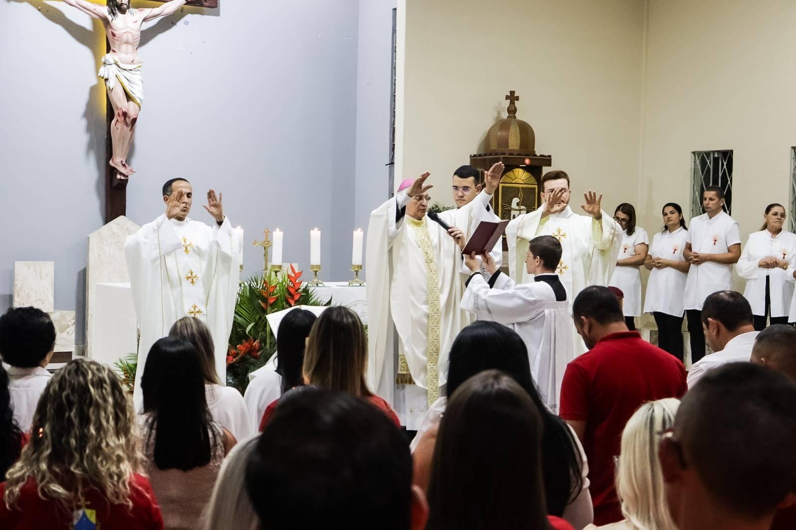 Missa e Crisma marcam a terceira noite da Festa da