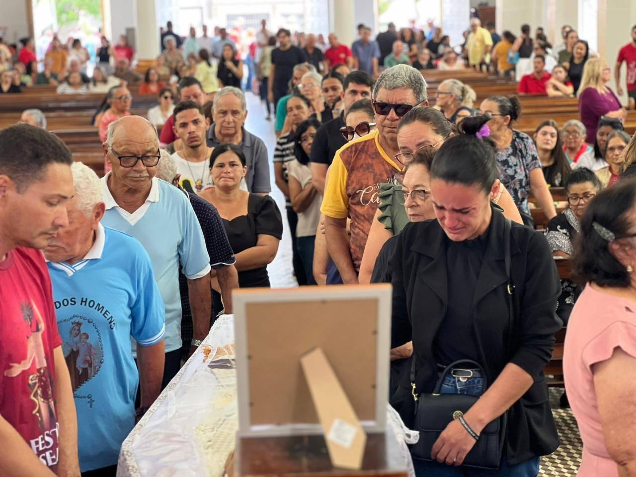 Em Puxinanã: Fiéis e amigos se despedem de Padre D